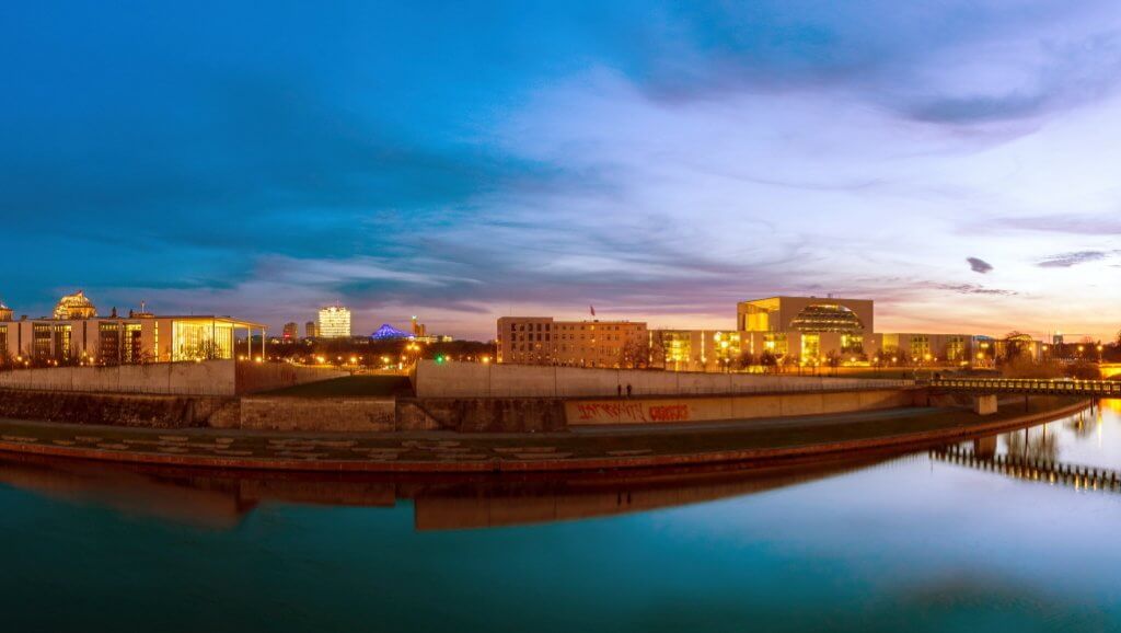 Berlin-Mitte: Blick von der Hugo-Preu??-Br??cke in Richtung Regierungsviertel w??hrend der blauen Stunde.
